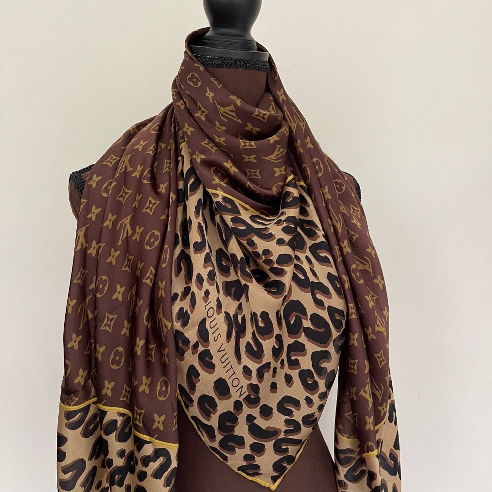 Display#1 Louis Vuitton Monogram Logo Animal Oversize Brown Gold Silk Wrap - Picture 3 of 16